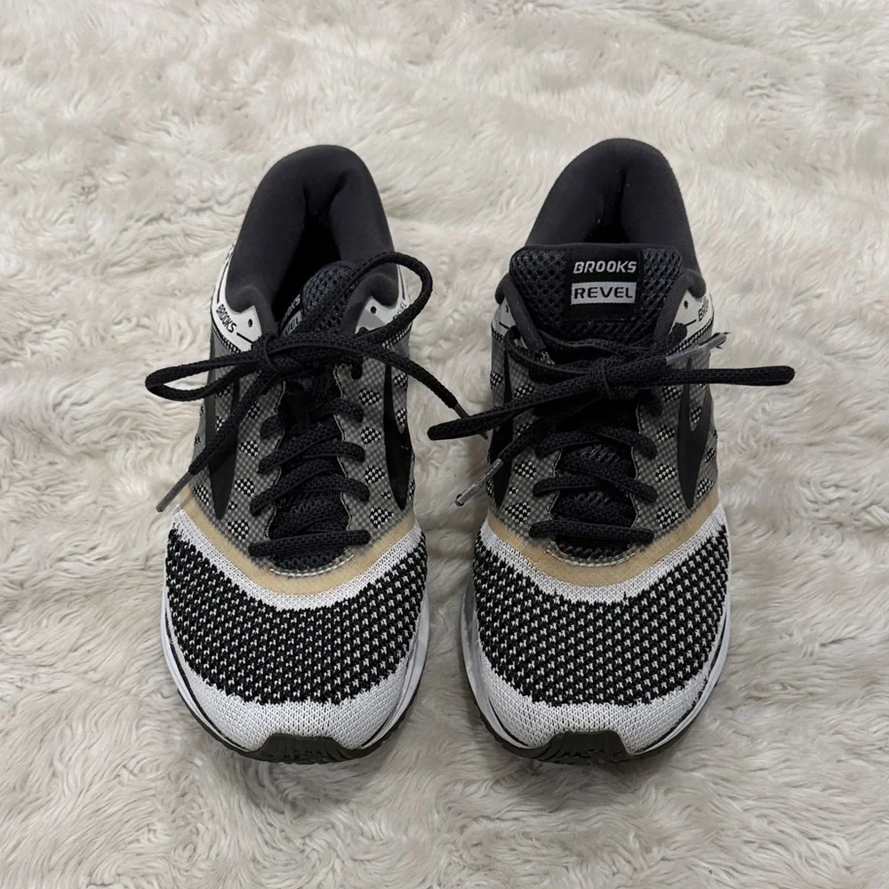 Brooks Revel Women's Running‎ Shoe in black and gray Size 6.5 athletic sneaker